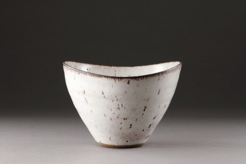 Squeezed Bowl - Dame Lucie Rie (1902 - 1995)  - Porcelain & Faience Style 