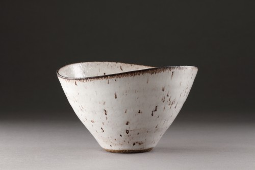 Porcelain & Faience  - Squeezed Bowl - Dame Lucie Rie (1902 - 1995) 