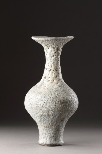 ‘Bottle Vase’ with Flaring Rim - Dame Lucie Rie (1902 - 1995) - 