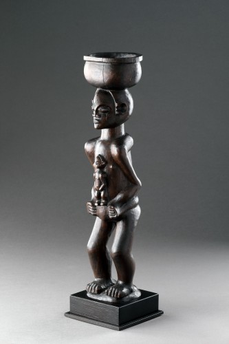 Grand porte-tasse finement sculpté, Tschokwe, République démocratique du Congo début du 20e siècle  - Art Tribal Style 