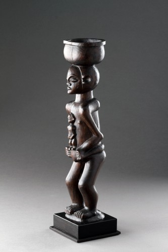 Art Tribal  - Grand porte-tasse finement sculpté, Tschokwe, République démocratique du Congo début du 20e siècle 