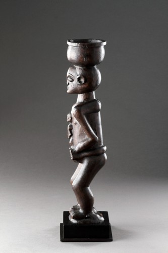 Grand porte-tasse finement sculpté, Tschokwe, République démocratique du Congo début du 20e siècle  - Finch and Co