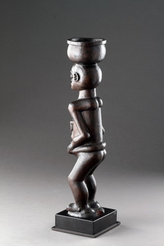 XXe siècle - Grand porte-tasse finement sculpté, Tschokwe, République démocratique du Congo début du 20e siècle 