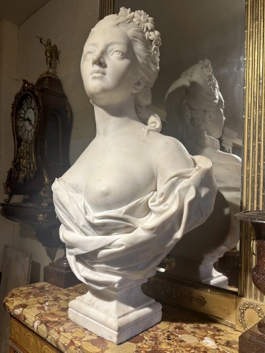 Buste de jeune fille en marbre de Carrare - Sculpture Style 