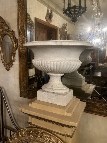 18th century - Beautiful oval Carrara marble basin