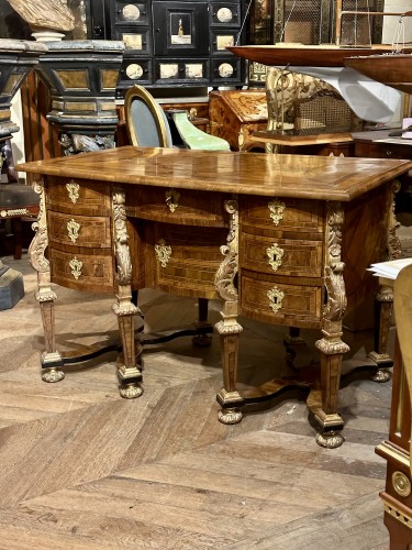 Bureau Mazarin du XVIIe siècle