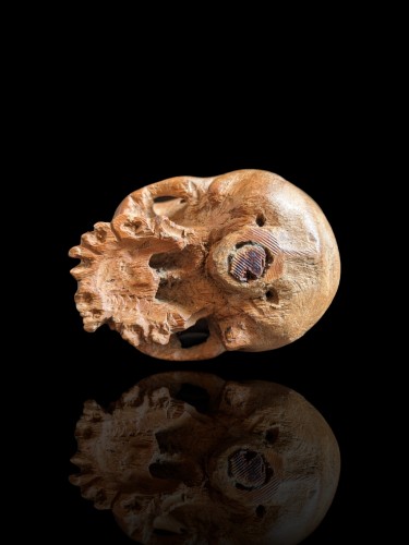  - Memento mori, crâne en bois sculpté 17e siècle