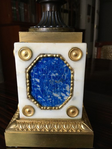 Patinated bronze urns mounted on white marble, lapis lazuli and gilt bronze bases - Decorative Objects Style 