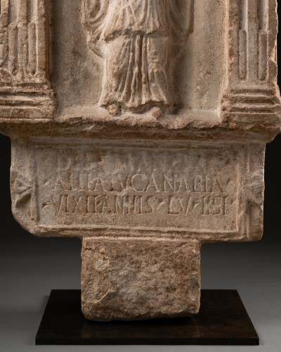 Stèle funéraire en pierre - Empire romain - Galerie Alexandre Piatti