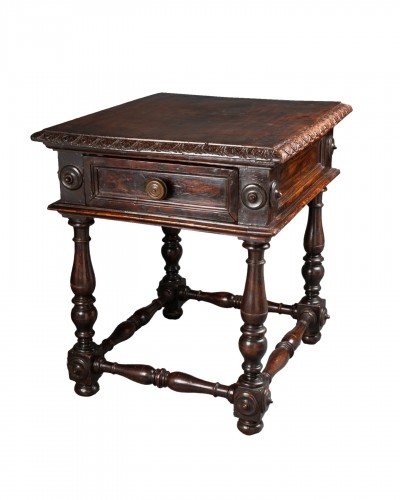 Small walnut table - Northern Italy 16th century