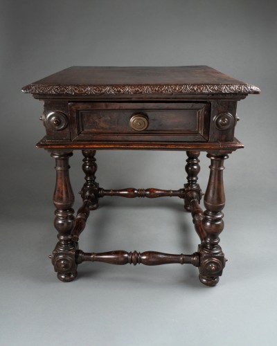 Furniture  - Small walnut table - Northern Italy 16th century