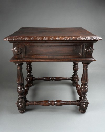 <= 16th century - Small walnut table - Northern Italy 16th century