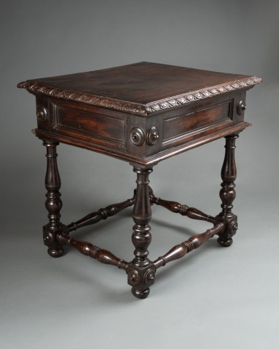 Small walnut table - Northern Italy 16th century - Renaissance