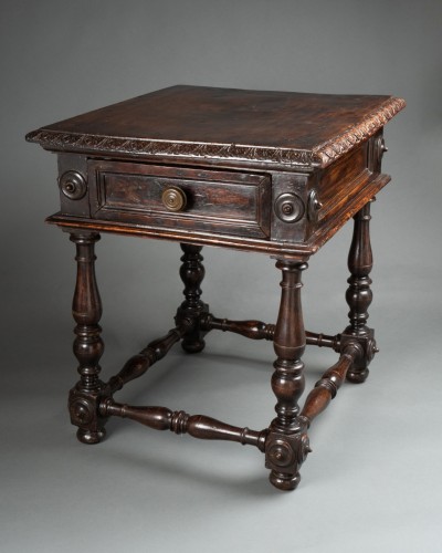 Antiquités - Small walnut table - Northern Italy 16th century