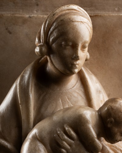 XVIe siècle et avant - Bas-relief en marbre représentant la Vierge à l’enfant - Italie XVIe siècle