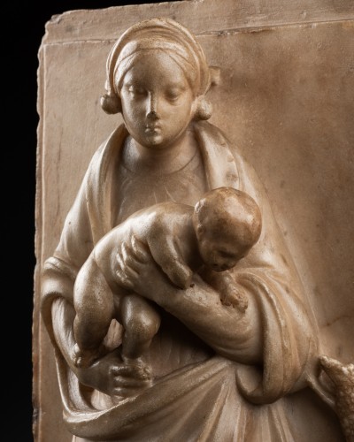 Antiquités - Bas-relief en marbre représentant la Vierge à l’enfant - Italie XVIe siècle