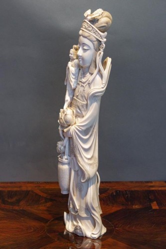 XIXe siècle - Okimono en ivoire représentant une déesse, époque Meiji (1868-1912)