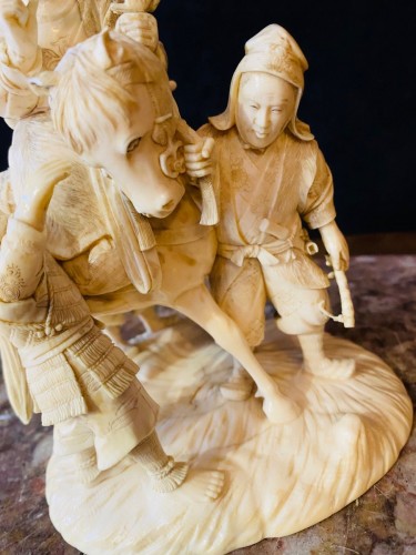 One-piece ivory Okimono, depicting a warrior on horseback with squires Japan, Meiji period - Asian Works of Art Style 