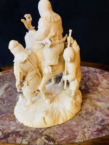19th century - One-piece ivory Okimono, depicting a warrior on horseback with squires Japan, Meiji period