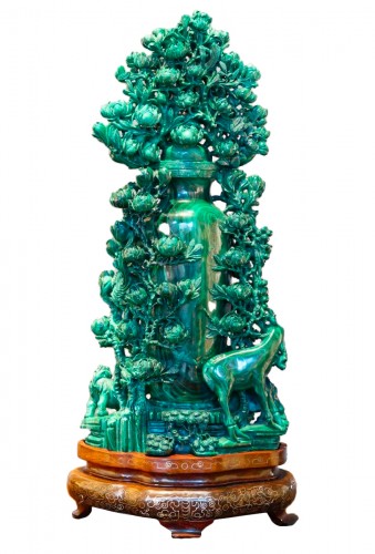 Important vase couvert en malachite sculptée vers 1910