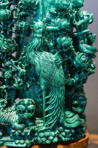 Important vase couvert en malachite sculptée vers 1910 - Arts d