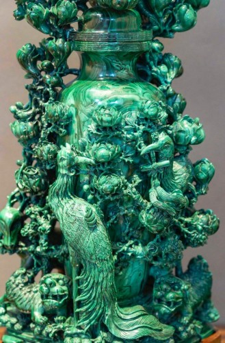 Important vase couvert en malachite sculptée vers 1910 - Galerie Buter