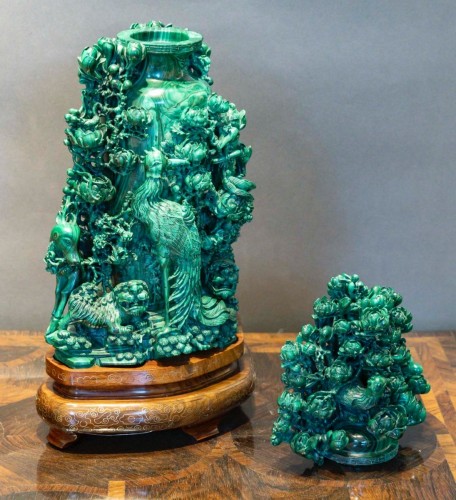 Important vase couvert en malachite sculptée vers 1910 - 