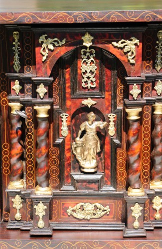 17th century Spanish Cabinet - Furniture Style 