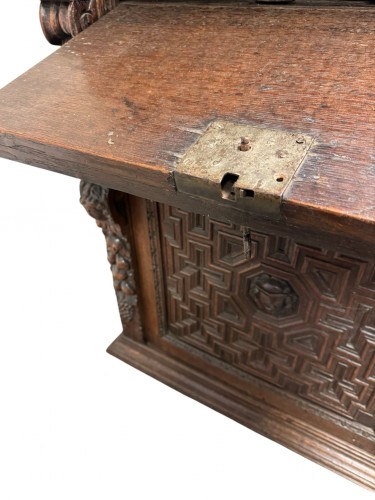 17th Century, Richly Carved Bruges Cabinet - 