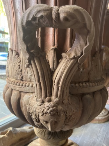 Paire de vases Medici en terre cuite du XVIIIe siècle - Arnaud Huppé-Chambon