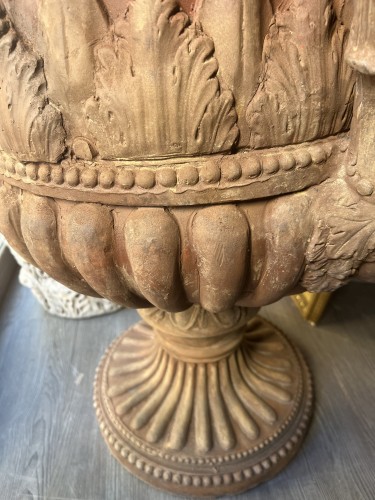 XVIIIe siècle - Paire de vases Medici en terre cuite du XVIIIe siècle