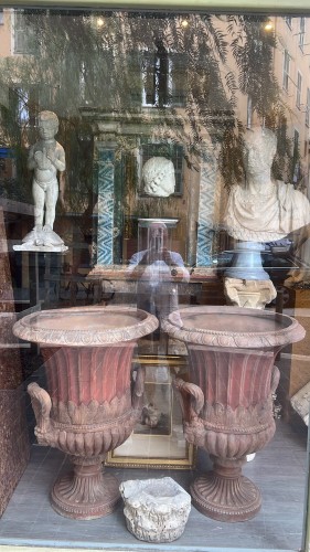 Antiquités - Paire de vases Medici en terre cuite du XVIIIe siècle