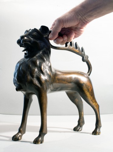 XIXe siècle - Aquamanile en bronze et en forme de lion (grand modèle)