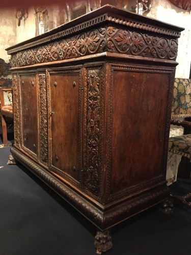 Important Renaissance carved walnut credenza  - 