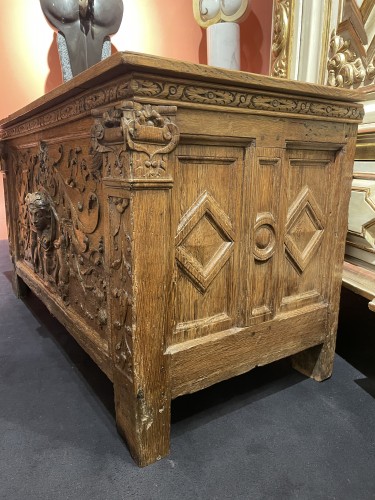 Ceremonial chest with medallion from the first french Renaissance  - Furniture Style Renaissance