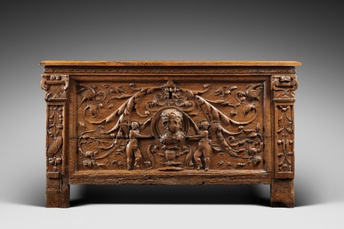 Furniture  - Ceremonial chest with medallion from the first french Renaissance 