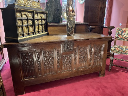 Beautiful carved oakwood flamboyant gothic chest - 