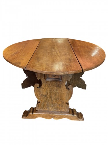 Large italian Renaissance table with folding flaps