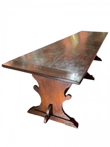 Sobre et elegante table de monastère