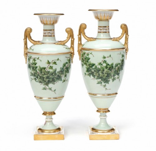 Paire de vases au décors de lierre en porcelaine Royale Copenhague XIXe siècle - Céramiques, Porcelaines Style Restauration - Charles X