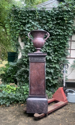 Objet de décoration Cassolettes, coupe et vase - Vase archaïsant sur piédestal en fonte et acier à l'imitation du porphyre 