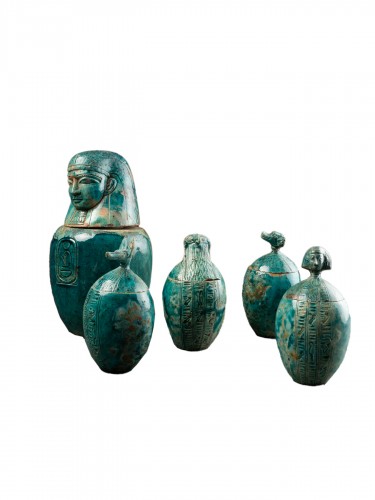 Ensemble de cinq vases Canope dans le style de l'Égypte ancienne