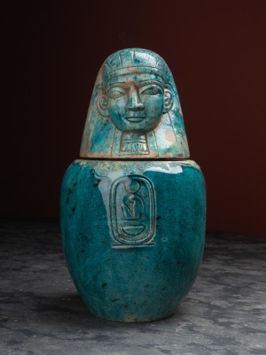 Ensemble de cinq vases Canope dans le style de l'Égypte ancienne - Objets de Curiosité Style 