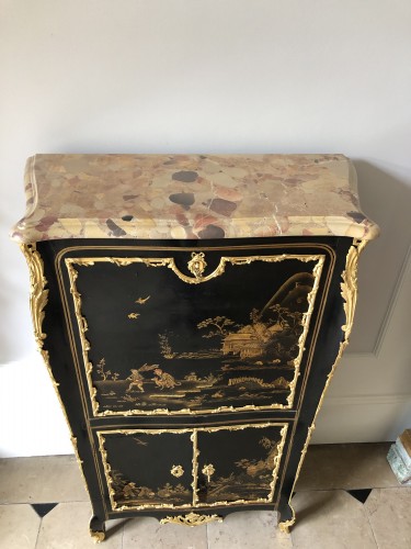 Mobilier Bureau et Secrétaire - Secrétaire en laque de Chine d'époque Louis XV estampillé DUBOIS