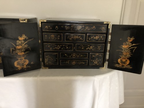 Antiquités - Pair of Japanese gold lacquer cabinets