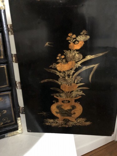Antiquités - Pair of Japanese gold lacquer cabinets