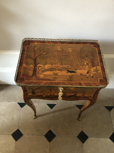 Petite table en marqueterie d'époque Louis XV - Mobilier Style Louis XV