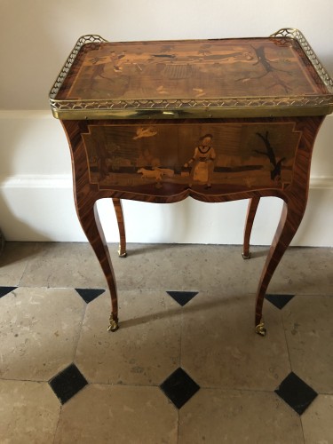 Antiquités - Petite table en marqueterie d'époque Louis XV