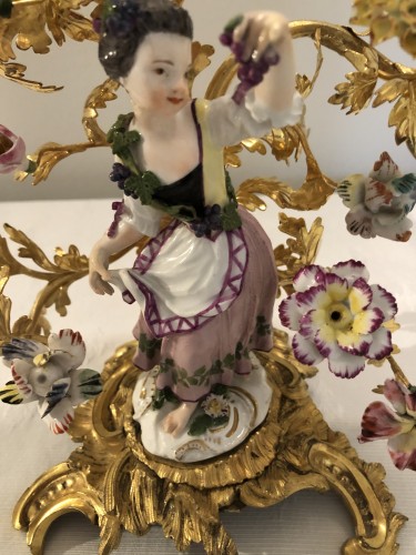 Antiquités - Garniture en porcelaine de Meissen et bronze doré d'époque Louis XV