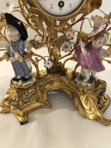 Antiquités - Garniture en porcelaine de Meissen et bronze doré d'époque Louis XV